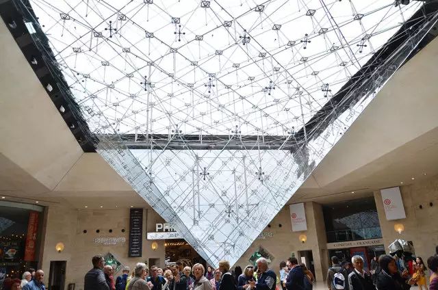 “这么熟了，帮个忙怎么？”“呸！”