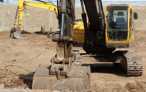 买一台小型挖掘机可以赚多少钱,买个大型挖掘机赚钱吗