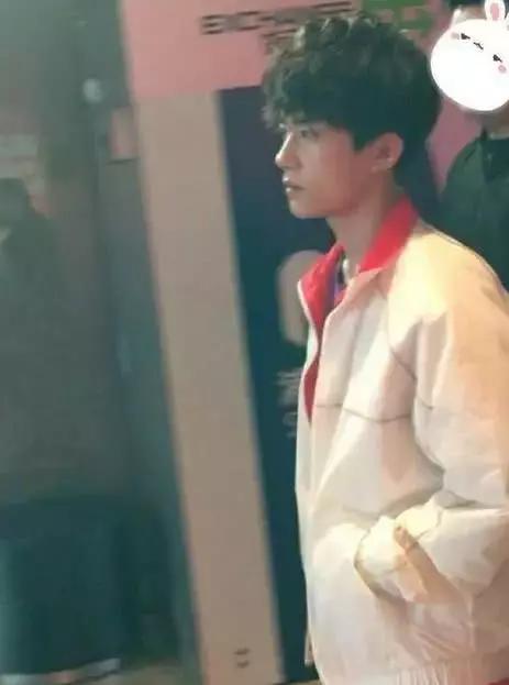 鹿晗关晓彤王源王俊凯易烊千玺,王俊凯王源易烊千玺鹿晗哭的样子