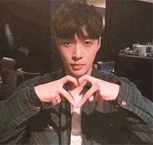 易烊千玺mj舞蹈对比张艺兴,千玺张艺兴王嘉尔舞蹈