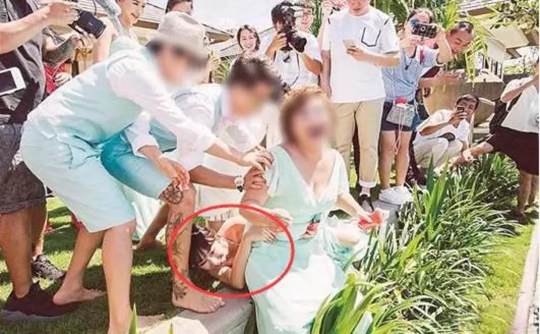 女护士穿短裙救人被骂不雅：性别*力暴**有多可怕？