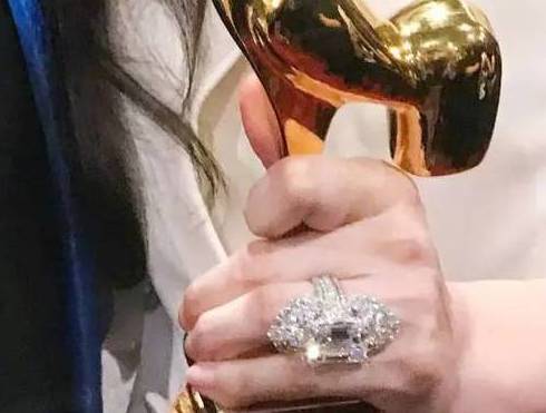 安以轩10克拉钻戒多少钱,安以轩手戴钻戒结婚的图片