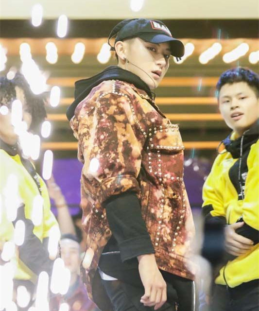 七岁小孩跳街舞很酷的感觉 (小孩喜欢跳的街舞又简单又好玩)