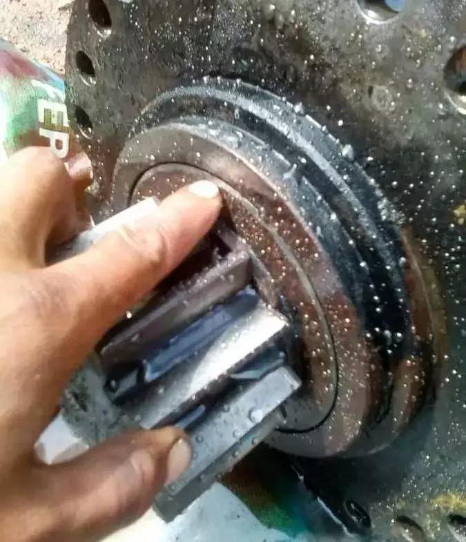 振动锤旋转转盘漏油怎么回事,挖掘机转盘漏油是什么原因