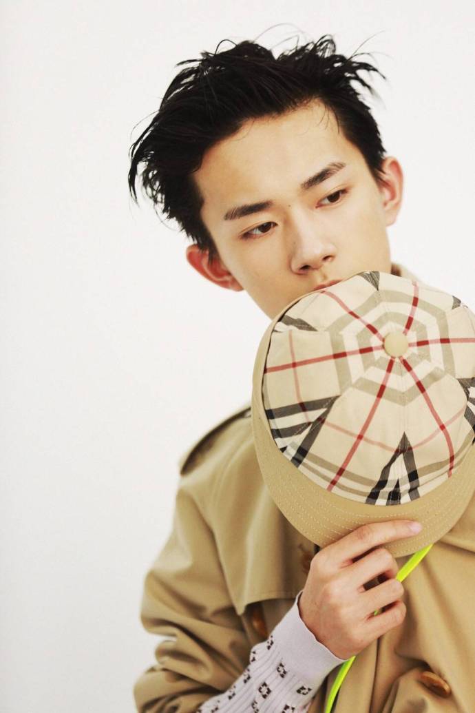 易烊千玺和杨幂谁更帅 (杨幂易烊千玺穿衣搭配)