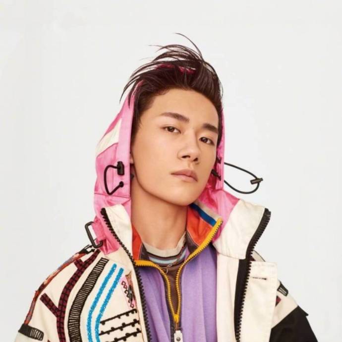 易烊千玺和杨幂谁更帅 (杨幂易烊千玺穿衣搭配)