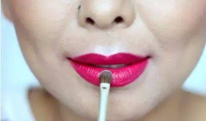 女生涂口红和不涂的区别,女生涂口红和男生涂口红