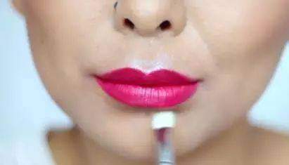 女生涂口红和不涂的区别,女生涂口红和男生涂口红