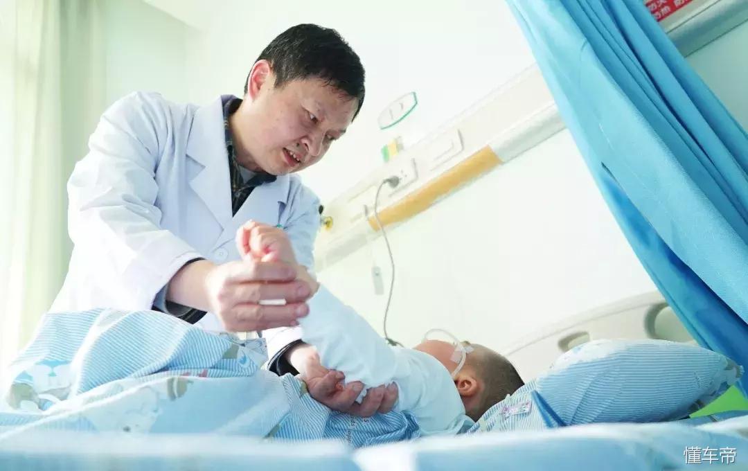 爸爸离开车子5分钟，5岁儿子脖子被卡昏迷9天！医生都第一次遇到！只因爸爸少做一个动作