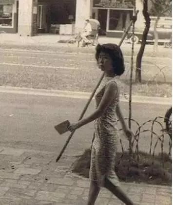 站着的霍金,站起来的霍金多高