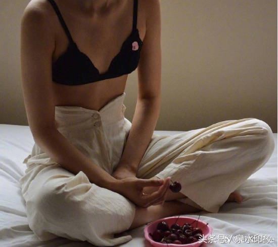 女生平胸到什么程度,平胸是什么体验太扎心了