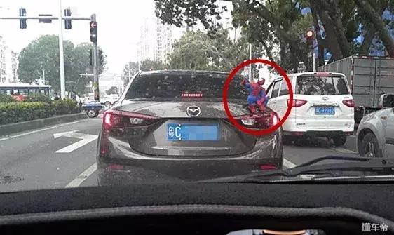 车主必看！车顶贴了这种东西，出了事你要负全责！