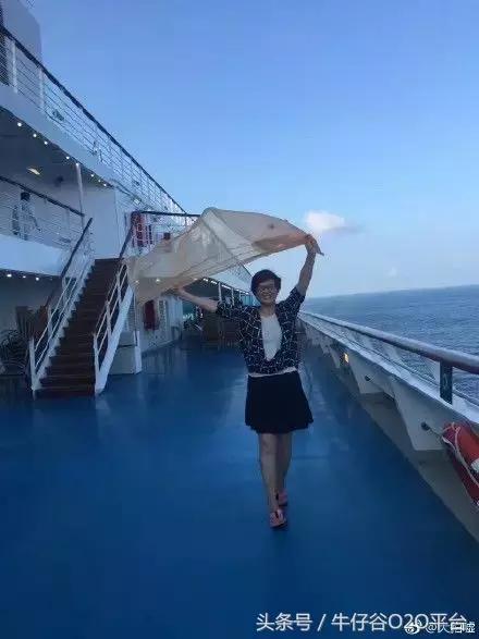 阿姨们照相带7条丝巾上热搜，网友大军忍不住晒出自家妈妈