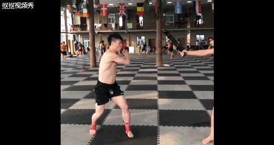 邱建良再次使出成名绝技神龙摆尾,邱建良神龙摆尾ko泰国拳王视频