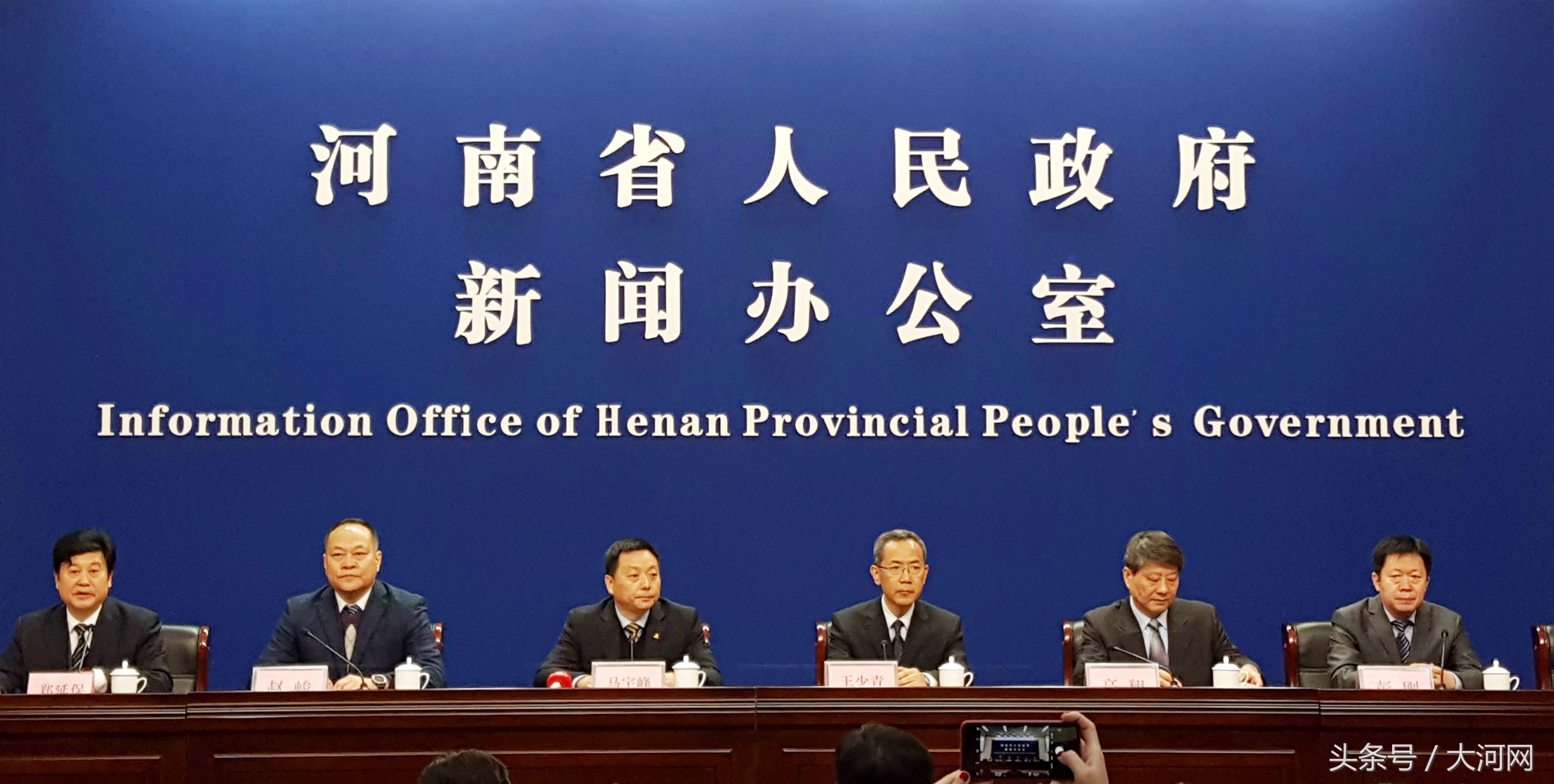 郑州大妈广场舞比赛视频,大爷大妈跳整齐的广场舞