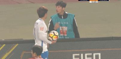 趣说中超：恒大门将最强背景帝，裁判一行为真赞，角旗杆躺枪