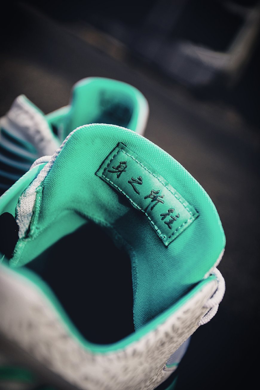 aj32郭艾伦鞋身内侧图,郭艾伦签名球鞋aj33