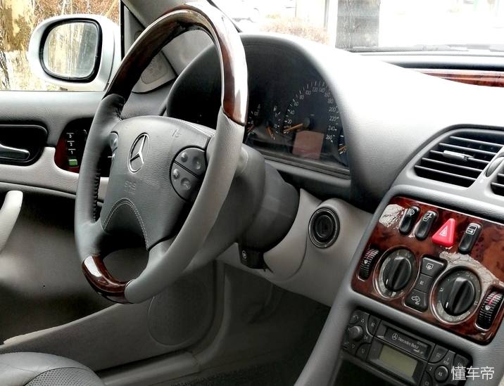 2万块钱买了一辆奔驰跑车 (花100万买一台奔驰超跑)