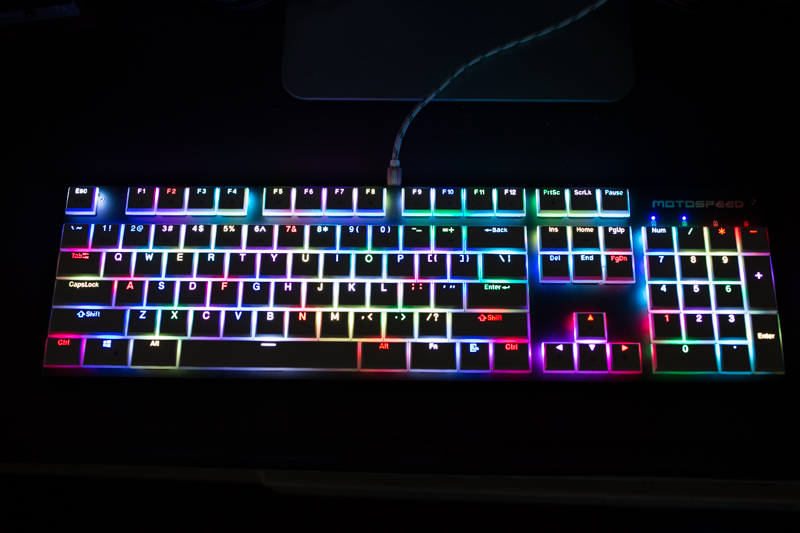 突破机械硬盘的厚度界限，做史上最薄机械键盘，而且它还有光！