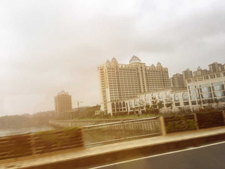 愿你眼里充满阳光笑里全是坦荡,愿你眼里装着太阳