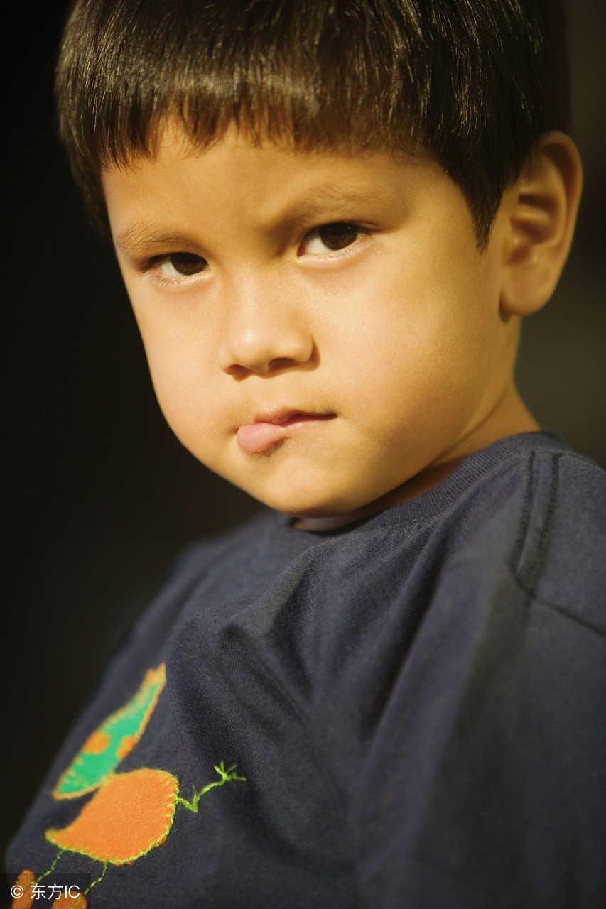 儿童挤一只眼睛嘴角抽动怎么回事,儿童抽动症挤眼睛清嗓子怎么治疗