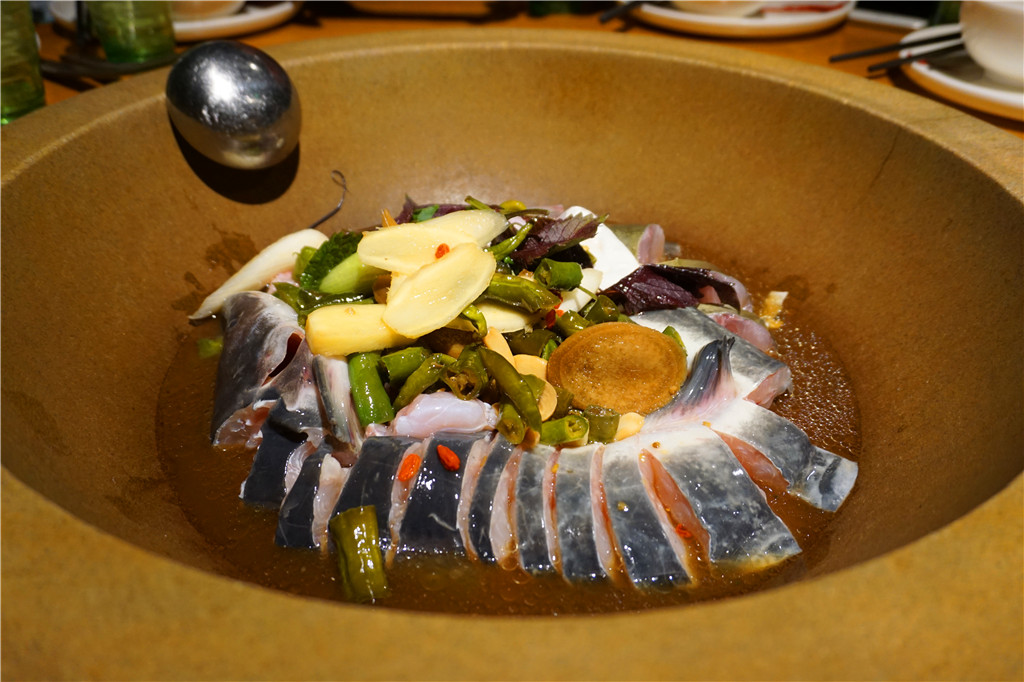 草帽盖出鲜滋味，春季吃鱼最当时——云中歌蒸汽石锅鱼吃起来！