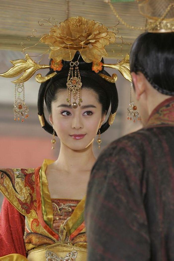 白居易讽刺权贵的诗,白居易嘲讽皇帝