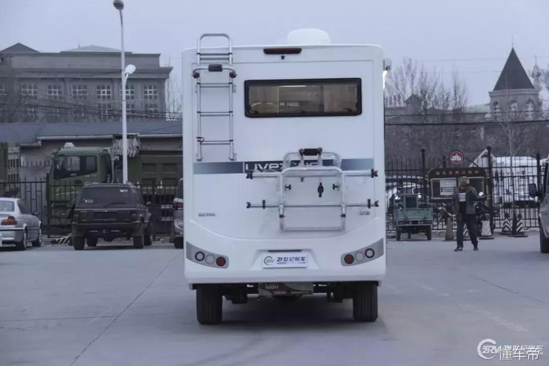 32万买房车,42万块钱买了一辆房车自驾游