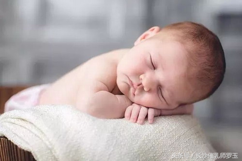 宝宝爱放臭屁是怎么回事,十个月宝宝放臭屁怎么回事