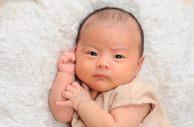 宝宝老是烂屁股是纸尿裤过敏吗,宝宝老是烂屁股是什么原因