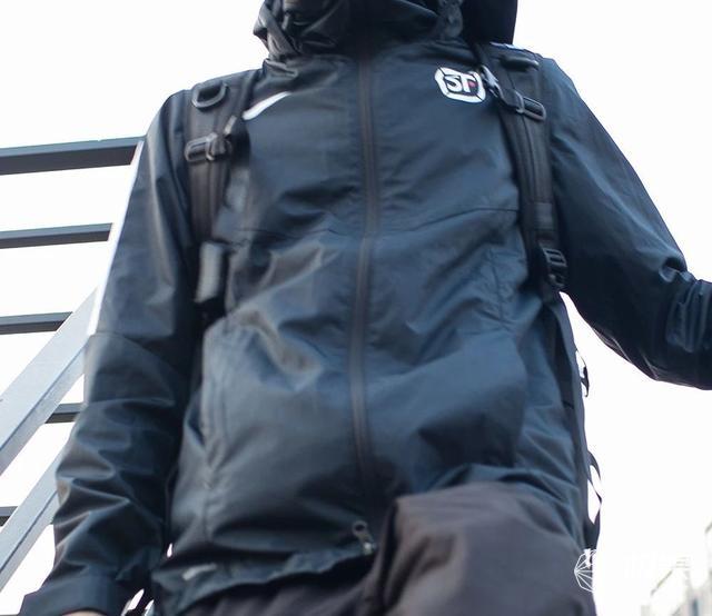 首发试穿顺丰×耐克定制快递服：能配它的只有特斯拉定制三蹦子！