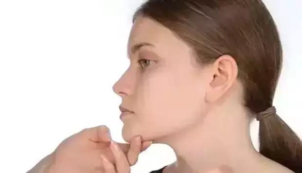 涂粉底液女人都担心的是什么,99%女人搞错油性肌肤解决方法