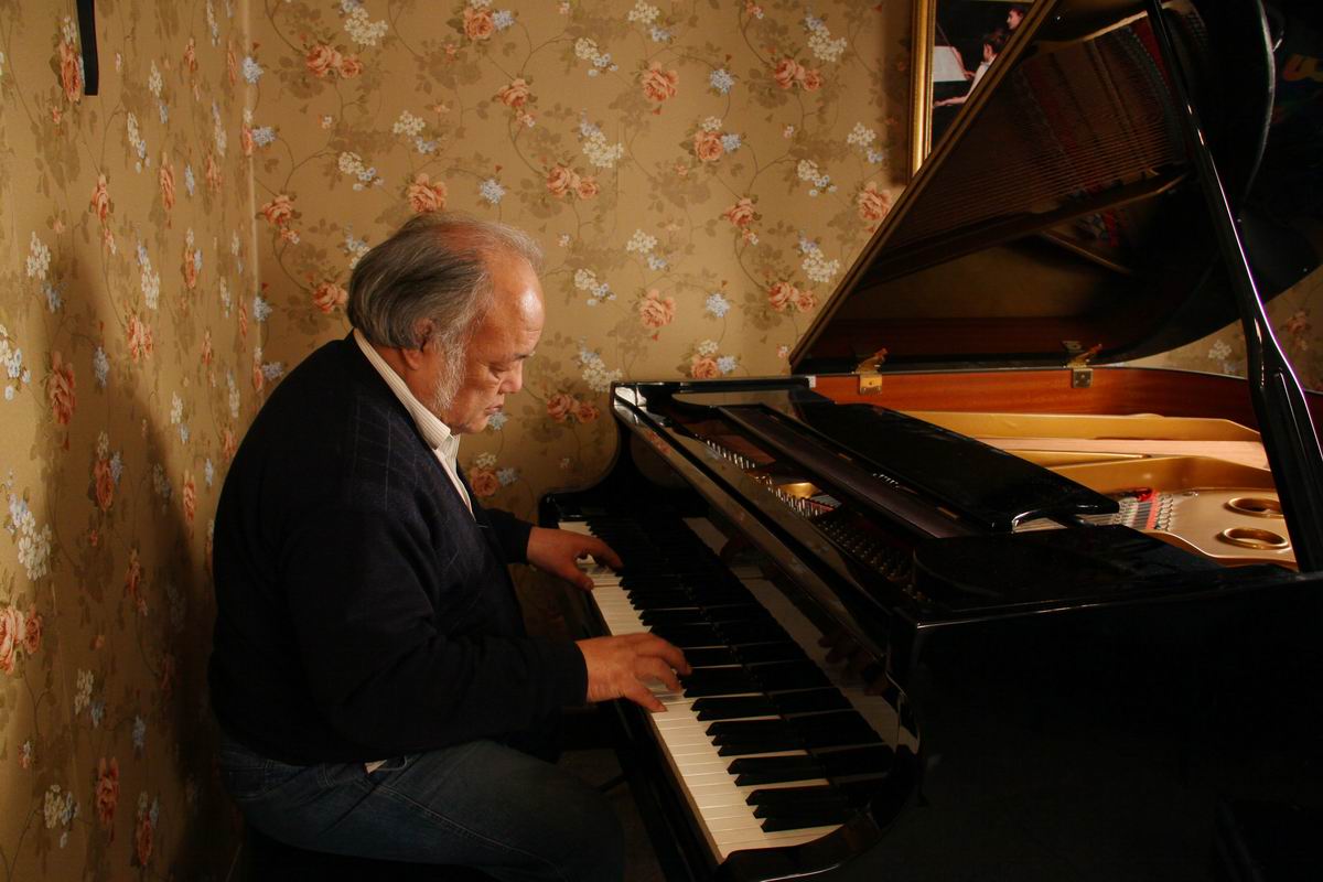 80年代中国最有名古典吉他演奏家,带没涂漆的吉他去央广录节目