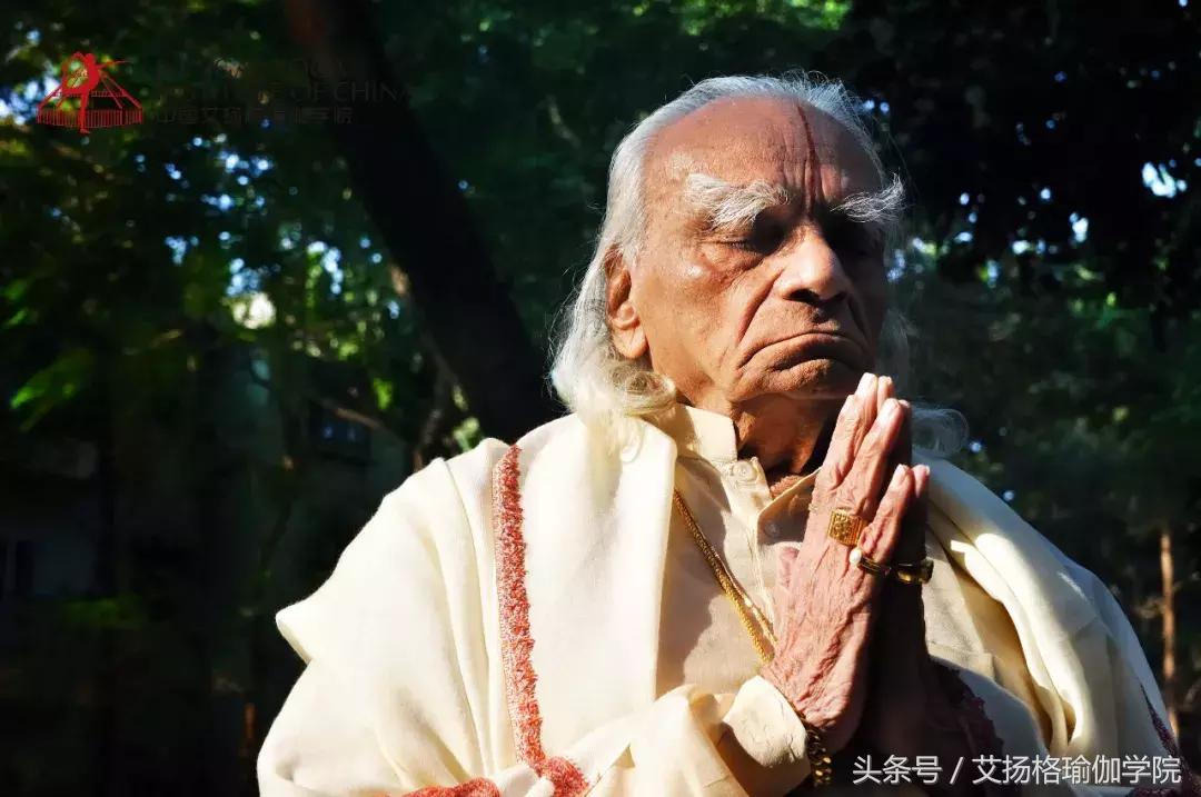 Guruji为什么要在额头画一道红印？