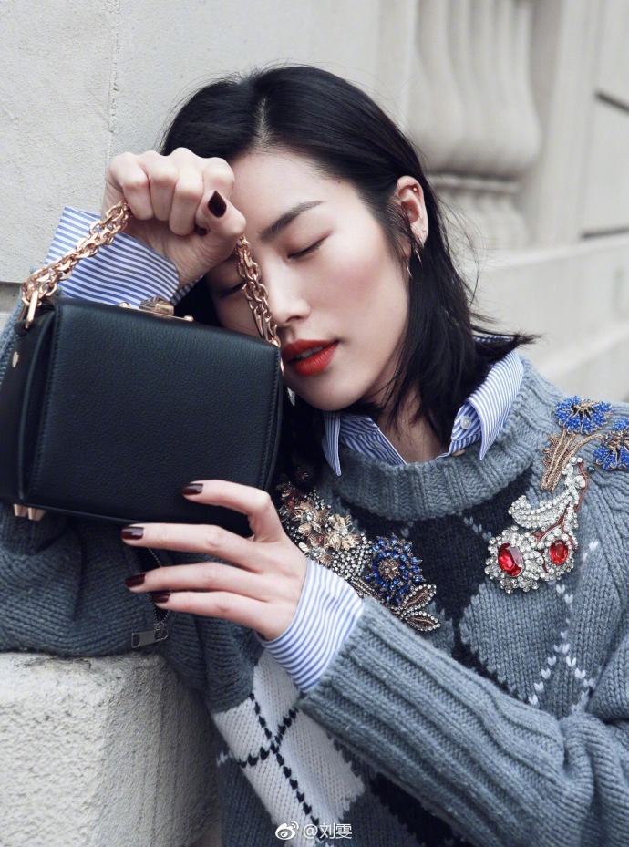 刘雯照片摆拍姿势的摆法,拍照高级pose刘雯站立走秀