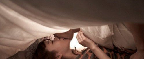 她在做奶奶的年纪依旧享受18岁的欢愉，她说这是一种疯狂的幸福