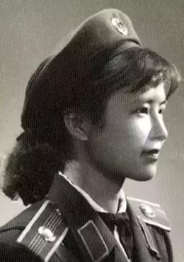 无檐军帽,无檐帽女军官