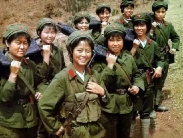 无檐军帽,无檐帽女军官