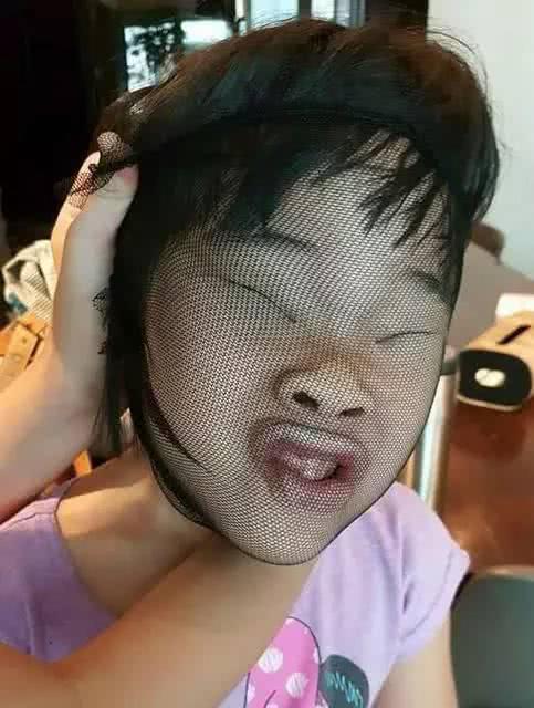 看小S如何花式坑女儿?轮番上演*袜丝**套头,心疼老三经常被套路