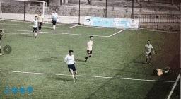 立刻滚出球场!这种人不配踢足球!足球场不是你出气的地方