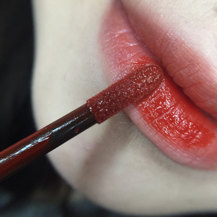 阿玛尼唇釉405和ysl唇釉208试色,阿玛尼405g和400g红管唇釉哪个好看