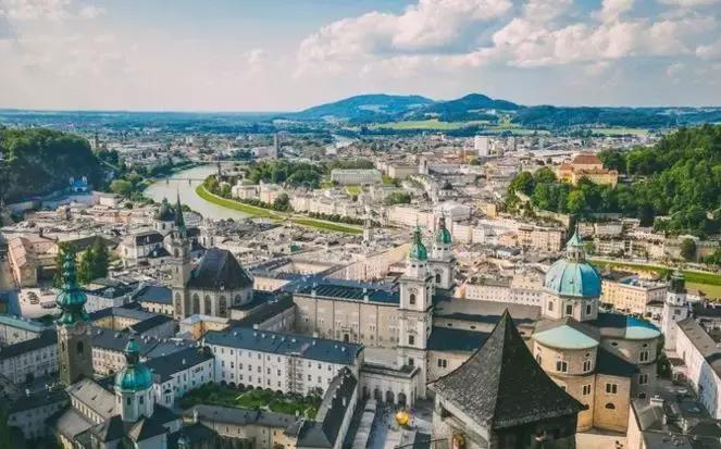 银行卡钱被盗保险怎么赔,银行卡在境外被盗刷该谁理赔