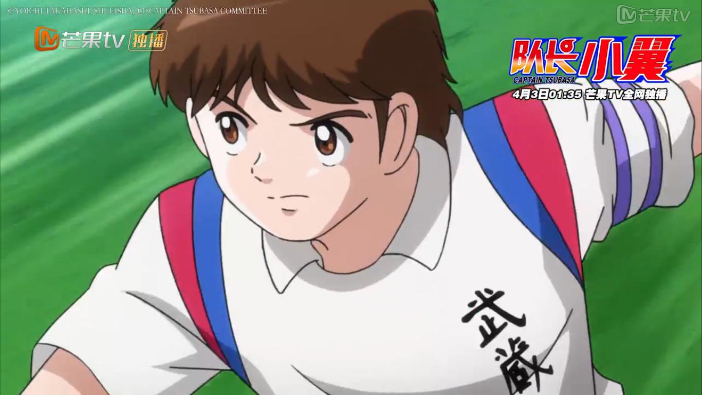 足球场上队员的暖心时刻,希望足球小将们团结奋进再创佳绩