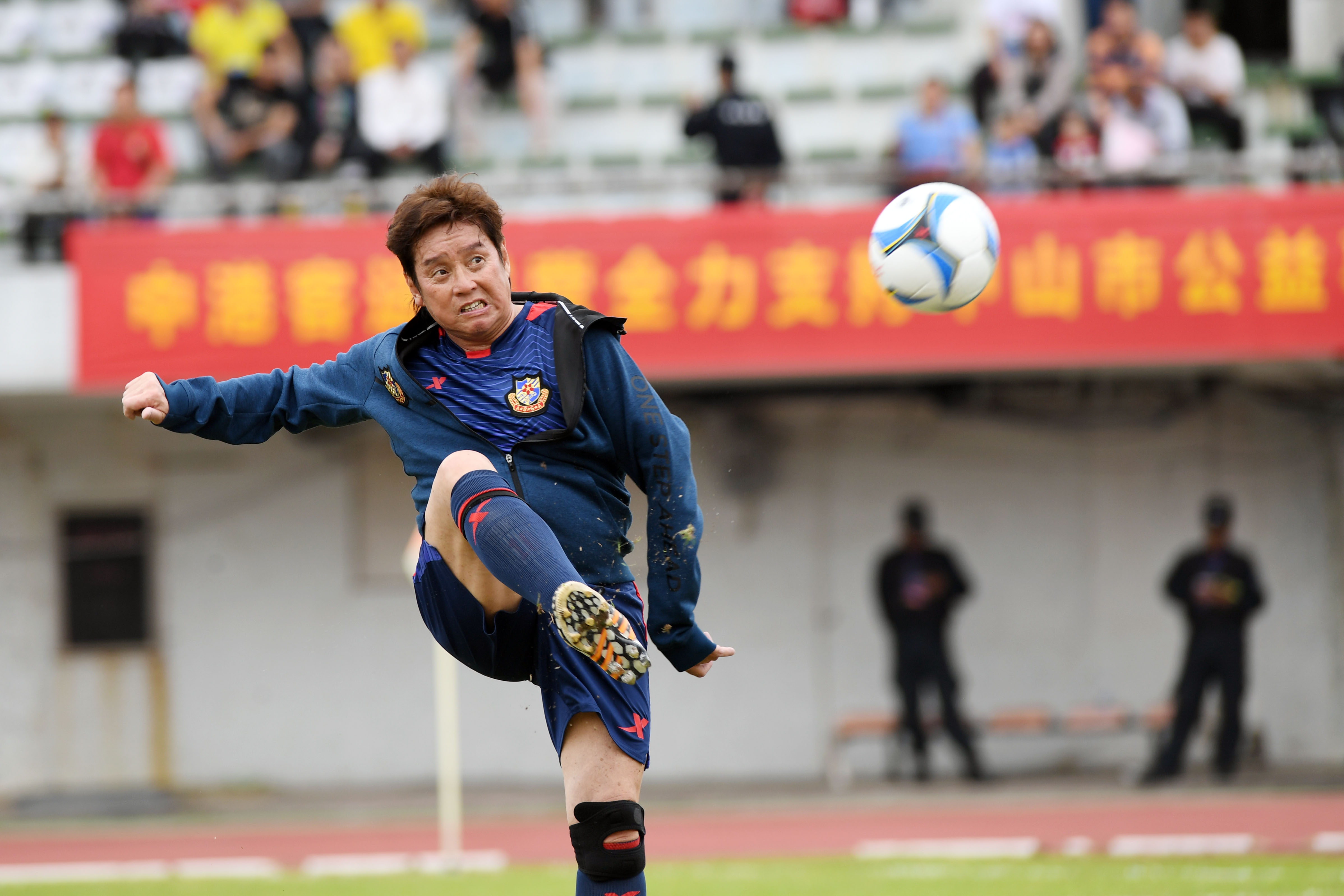 香港明星足球队员谭咏麟合照,香港足球队表演赛谭咏麟