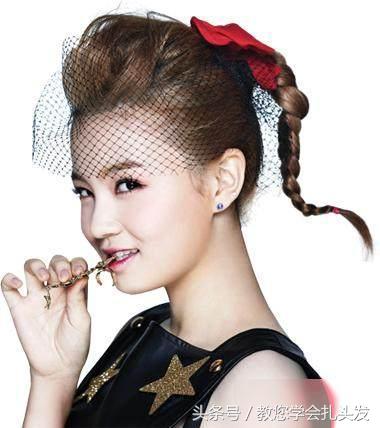 穿长牛仔裙怎么扎头发好看甜美,气质中长发发型女生怎么扎