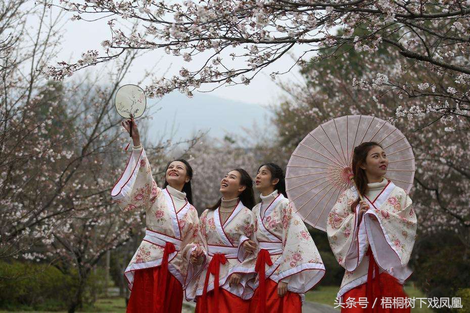 真会玩!古代青年男女春游时都玩啥,看到这画面有些脸红