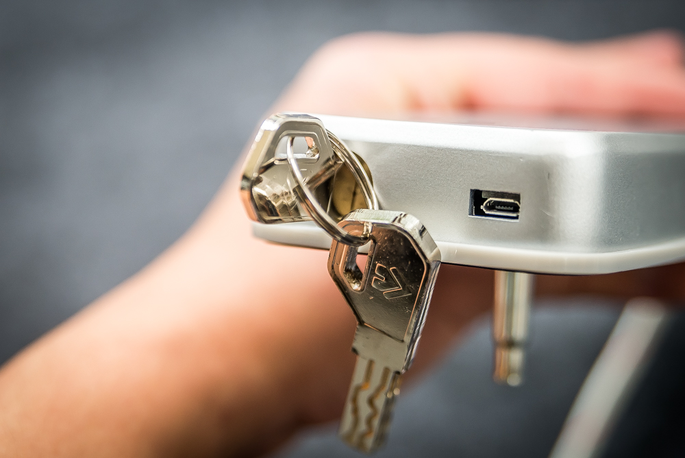 不仅能指纹识别，还可以微信开门，这款指纹锁操作666