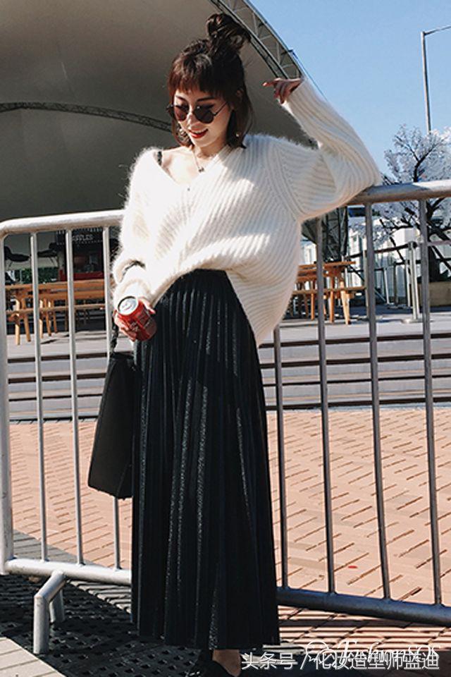 圆领卫衣长款百褶裙搭配图女款,百褶裙搭配卫衣搭配丝袜乐福鞋