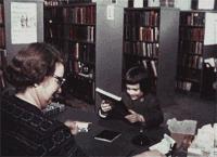 涂mac口红的女孩,涂美宝莲口红的女孩