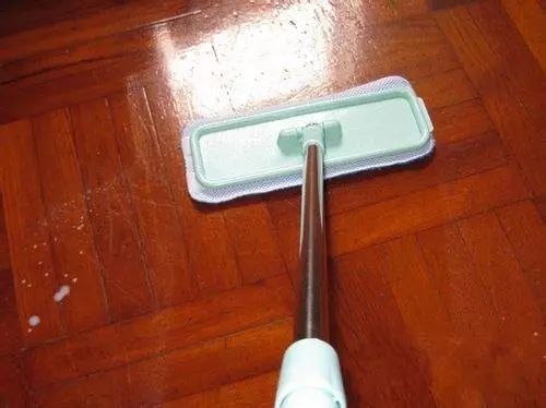 家装用地板革和地坪漆哪个好,实木地板护理精油和地板蜡